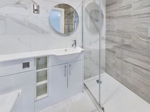 En suite shower - click for photo gallery